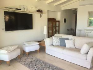 Μια τηλεόραση ή/και κέντρο ψυχαγωγίας στο Luxury Villa Tugurio sea view just 10 mt from the beach