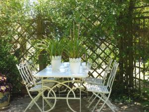 ein Tisch und zwei Stühle mit Pflanzen drauf in der Unterkunft Wonderful Picturesque Countryside Cottage in Bloxham + 7 Fotos