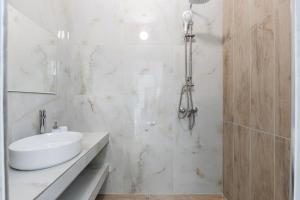 Koupelna v ubytování Apartment with AC and Balcony Golem + 22 fotografií