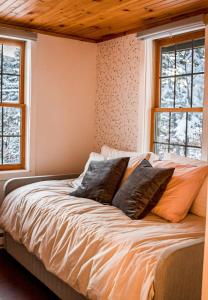 En eller flere senge i et værelse på NEW Modern Streamside Cabin near Hunter Mountain