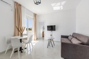 TV a/nebo společenská místnost v ubytování Apartment with AC and Balcony Golem