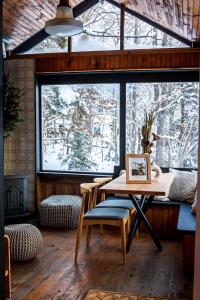 Et opholdsområde på NEW Modern Streamside Cabin near Hunter Mountain