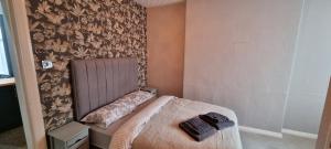 Ένα ή περισσότερα κρεβάτια σε δωμάτιο στο 1BD Winter Garden Gem Close To The Beach