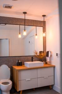 Et badeværelse på NEW Modern Streamside Cabin near Hunter Mountain + 36 billeder