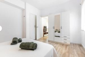 A bed or beds in a room at "Mi Casina" Apartamento Turistico en San Juan de Alicante