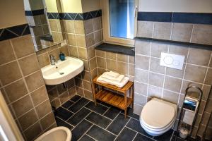 A bathroom at U Campanin