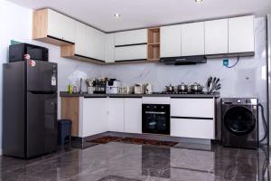 Kuchyň nebo kuchyňský kout v ubytování Apple Tree Apartment close to the Airport & SGR Terminal Nairobi