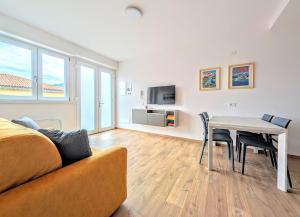 a living room with a table and a couch at Appartamento Le Rondini B in Pianello Del Lario