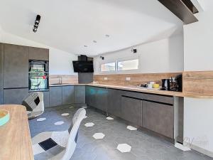 Kuchyň nebo kuchyňský kout v ubytování Villa Portiragnes avec piscine chauffée