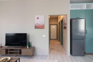Televisi dan/atau pusat hiburan di Modern 1BR with Elegant Design in Göktürk +6 foto