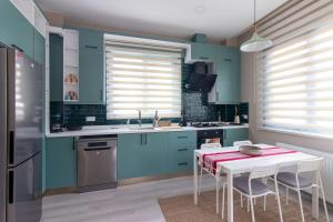 Dapur atau dapur kecil di Modern 1BR with Elegant Design in Göktürk