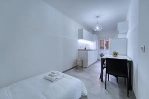 una camera da letto con un letto, un tavolo e una cucina di Calimaruzza Boutique Apartment a Firenze