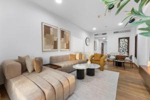 ドバイにあるStylish 2BR in Elite Tower with Bluewaters View and JBRのソファとテーブルのあるリビングルーム +26枚の写真