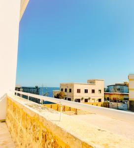 een uitzicht vanaf het balkon van een gebouw bij L'Ancora appartamenti 5 in Giovinazzo +38 foto's