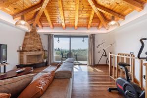 Posezení v ubytování Azor Villas - A hidden gem in countryside, by ZanteWize