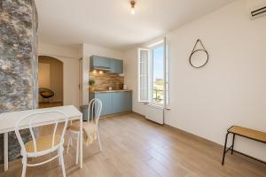 a kitchen and dining room with a table and chairs at Studio Proche Centre - Lit Queen, Café Offert ! in Nancy