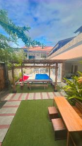 Bazén v ubytování Naughty Nest Hostel Bali nebo v jeho okolí