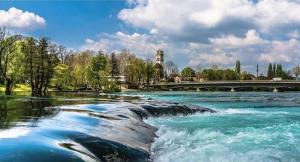 ein Fluss mit Stromschnellen darüber in der Unterkunft Apartman Villa E&M in Bihać