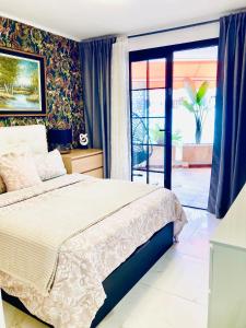 Ένα ή περισσότερα κρεβάτια σε δωμάτιο στο Apartment with terrace and pool, Los Cristianos