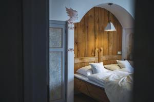 Postel nebo postele na pokoji v ubytování Apartmenthaus Gasthof Burg Heimfels