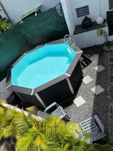 Una vista aérea de una piscina en un patio trasero. en Maison spacieuse avec piscine à Sainte-Anne, 250 m², en Sainte-Anne