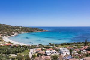an aerial view of a beach with houses and the ocean at Casa Vacanze Zeffiro vista mare con giardino in Àrbatax