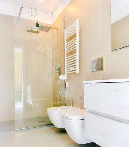 een witte badkamer met toilet en douche bij L'Ancora appartamenti 5 in Giovinazzo