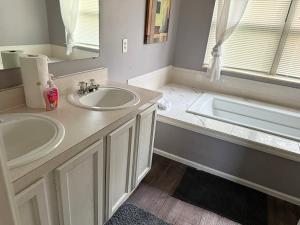 Ένα μπάνιο στο Private Cul-de-Sac Oasis 4BR +35 φωτογραφίες