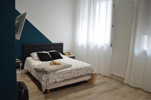 サン・テティエンヌにあるLuxury loft with a gymのテディベアのベッドがある寝室