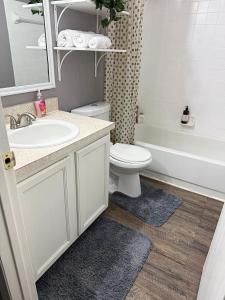 Ένα μπάνιο στο Private Cul-de-Sac Oasis 4BR