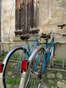 ein blaues Fahrrad, das vor einem Gebäude geparkt ist in der Unterkunft Proche Château Appartement Calme & Familiale in Versailles