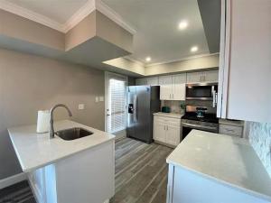 Η κουζίνα ή μικρή κουζίνα στο Ventnor Villa: On the Bay, 3 Blocks from Beach