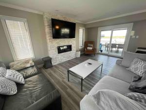 Μια τηλεόραση ή/και κέντρο ψυχαγωγίας στο Ventnor Villa: On the Bay, 3 Blocks from Beach