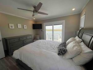 Ένα ή περισσότερα κρεβάτια σε δωμάτιο στο Ventnor Villa: On the Bay, 3 Blocks from Beach