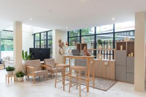 バンコクにあるShizuka House - 500 m walk to BTS Phrom Phongのテーブルと椅子とテレビのあるリビングルーム