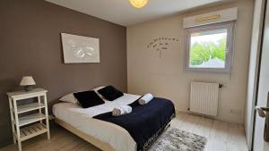 Postel nebo postele na pokoji v ubytování Francheville - balcon - parking - wifi