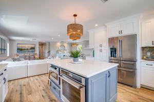 Køkken eller tekøkken på Infinity Pool & Spa, Putting Green & Golf Cart included will make your Dream Vacation