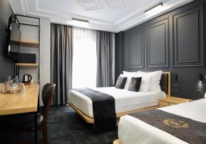 Postel nebo postele na pokoji v ubytování Grand Belwood Hotel Near Delhi Airport