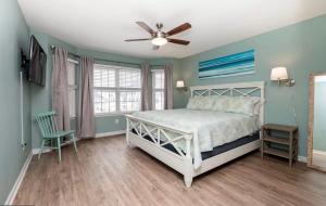 ein Schlafzimmer mit einem Bett und einem Deckenventilator in der Unterkunft Surfside Retreat- Close to Beach & Boardwalk! in Atlantic City