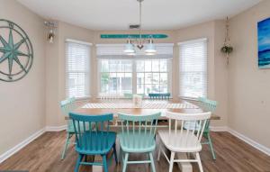 ein Esszimmer mit Tisch und Stühlen in der Unterkunft Surfside Retreat- Close to Beach & Boardwalk! in Atlantic City