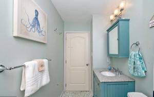 ein Badezimmer mit einem blauen Schrank und einem Waschbecken in der Unterkunft Surfside Retreat- Close to Beach & Boardwalk! in Atlantic City + 48 Fotos