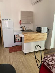 eine kleine Küche mit Spüle und Kühlschrank in der Unterkunft Vals Peter's Home in Jerzu + 8 Fotos