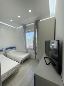 モンテジルヴァーノにあるWave Houseのベッド2台と薄型テレビ付きの部屋 +13枚の写真