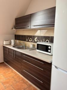 a kitchen with a sink and a microwave at Doboszowka in Lasowka