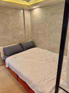 ein Bett in einem Zelt in einem Zimmer in der Unterkunft K-Ville - Loft House Near Philippine Arena in Sampong + 4 Fotos