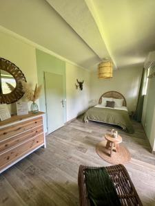 Postel nebo postele na pokoji v ubytování Maison d'hôtes la Doma Venterol chambres & SPA