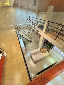 eine Draufsicht auf ein Wohnzimmer mit einer Couch in der Unterkunft K-Ville - Loft House Near Philippine Arena in Sampong