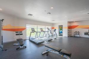 Fitness centrum a/nebo fitness zařízení v ubytování Spacious 2BD - Gym, Pool, Parking, W-D - Sleeps 8