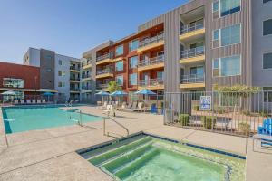 テンピにあるTrendy 2BD Gym Pool Parking WD Sleeps 8のアパートメントの建物の前にスイミングプールがあります。 +28枚の写真