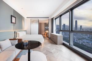Postel nebo postele na pokoji v ubytování Atour S Hotel Shenzhen Luohu Shuibei